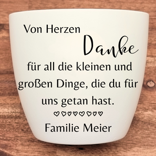 Weißer Blumentopf mit Gravur "Von Herzen Danke für all die kleinen und großen Dinge, die du für uns getan hast." und siebe...