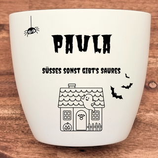 Weißer Halloween Blumentopf mit Gravur "PAULA", Spinnen, Fledermäusen, Geisterhaus und "Süsses sonst gibt's Saures".