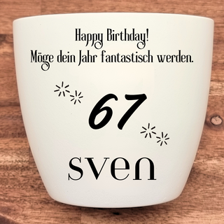 Weißer Blumentopf mit dem Aufdruck "Happy Birthday!", "Möge dein Jahr fantastisch werden.", "67" und "Sven". 67. Geburtsta...