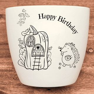 Weißer Blumentopf mit "Happy Birthday" und Igel-Motiv. Geburtstagsgeschenk von Natur Macher.