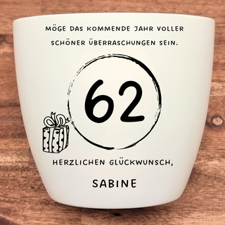 Weißer Blumentopf mit "62" und "Herzlichen Glückwunsch, Sabine" -  Geburtstagsgeschenk zum 62. Geburtstag.