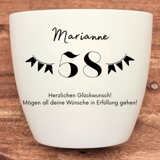 Weißer Blumentopf mit Gravur "Marianne 58" und Geburtstagsgruß. Geschenk zum 58. Geburtstag.