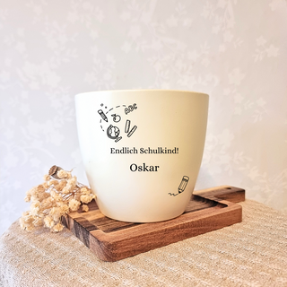 Gravierter Blumentopf "Endlich Schulkind! Oskar" mit Schulmotiven, Geschenk zur Einschulung von Natur Macher.