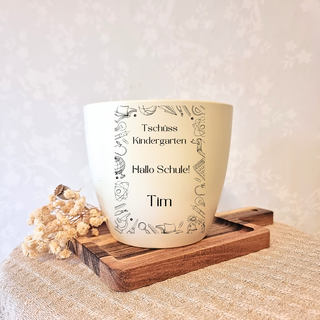 Beiger Blumentopf mit Schulmotiven und "Tschüss Kindergarten, Hallo Schule! Tim" Gravur. Einschulungsgeschenk von Natur Ma...