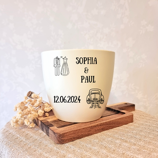 Gravierter Blumentopf Hochzeitsgeschenk mit Brautkleid, Anzug, Auto und Datum 12.06.2024, personalisiert mit "Sophia & Paul".