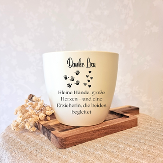 Gravierter Blumentopf "Danke Lisa" mit kleinen Handabdrücken und Herzen. Abschiedsgeschenk Kita von Natur Macher.