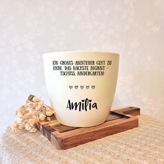 Gravierter Blumentopf "Tschüss Kindergarten" mit Abschiedsspruch und Name "Amilia", ideal als Kita-Abschiedsgeschenk.