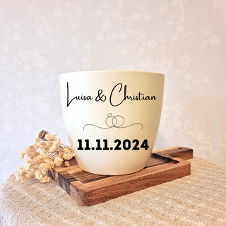 Weißer Blumentopf mit Gravur "Luisa & Christian" und "11.11.2024", Hochzeitsgeschenk von Natur Macher.