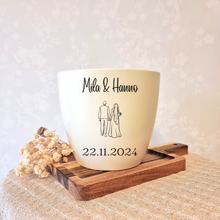 Gravierter Blumentopf Hochzeitsgeschenk mit Brautpaar-Motiv und Datum 22.11.2024, personalisiert mit "Mila & Hanno".