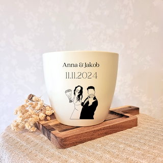 Gravierter Blumentopf "Anna & Jakob 11.11.2024" mit Brautpaar-Motiv. Hochzeitsgeschenk von Natur Macher.