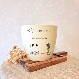 Gravierter Blumentopf "Moin Moin" mit Leuchtturm, Möwen und dem Namen Erik. Personalisiertes Geschenk von Natur Macher.