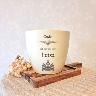 Gravierter Blumentopf "Gude! Ich bin neu hier Luisa" mit Stadtmotiv, personalisiertes Geschenk von Natur Macher.