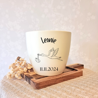 Gravierter Blumentopf mit Storch, Name "Leonie" und Datum "11.11.2024".  Geburtsgeschenk von Natur Macher.