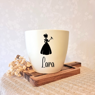 Beigener Blumentopf mit Prinzessin-Silhouette und Vogel, graviert mit "Lara". Geschenkidee für Mädchen.