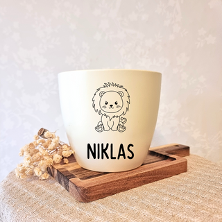 Begehbarer Blumentopf mit süßem Löwenmotiv und dem Namen "Niklas", personalisiertes Geschenk von Natur Macher.