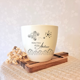 Beiger Blumentopf mit Bienen-Motiv & Schriftzug "Kleine Füße, große Abenteuer". Geburtsgeschenk von Natur Macher.