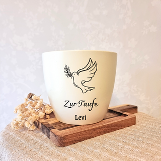 Begehbarer Blumentopf zur Taufe mit Gravur einer Taube und dem Schriftzug "Zur Taufe Levi". Geschenkidee von Naturmacher.