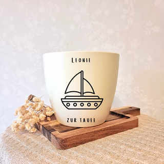 Gravierter Blumentopf mit Segelboot-Motiv und "Leonie zur Taufe" Aufschrift. Taufgeschenk von Naturmacher.