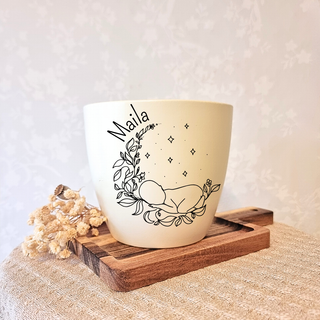 Gravierter Blumentopf "Maila" mit schlafendem Baby & Halbmond-Motiv. Geburtsgeschenk von Natur Macher.