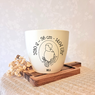 Gravierter Blumentopf mit Babyportrait, Geburtsdaten und Namen "Mila". Personalisiertes Geschenk zur Geburt von Natur Macher.