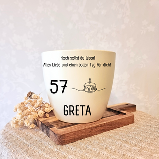 Gravierter Blumentopf zum 57. Geburtstag mit Aufschrift "Hoch sollst du leben!", Geburtstagstorte und Name "Greta". Person...
