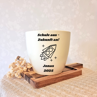 Gravierter Blumentopf "Schule aus - Zukunft an!" mit Rakete, personalisiert mit "Jonas 2025". Schulabschlussgeschenk von N...