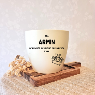 Beiger Blumentopf mit Gravur "Opa Armin, der Einzige, der die Welt reparieren kann" und Werkzeugkasten-Motiv. Personalisie...