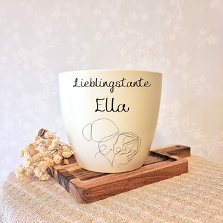Weißer Blumentopf mit Gravur "Lieblingstante Ella" und Linienzeichnung Mutter mit Kind. Geschenkidee von Natur Macher.