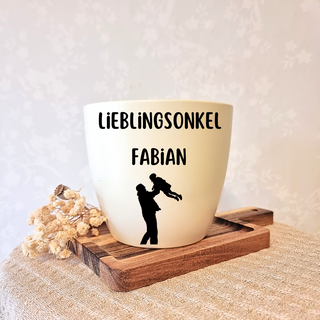Weißer Blumentopf mit Gravur "Lieblingsonkel Fabian" und Silhouette von Onkel und Kind. Personalisiertes Geschenk von Natu...