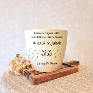 Gravierter Blumentopf "56. Geburtstag" für Jakob von Lina & Peer. Text: "Ein weiteres Jahr voller wundervoller Erinnerunge...