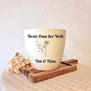 Beigener Blumentopf mit Gravur "Beste Oma der Welt" und "Tim & Nina", von Natur Macher. Perfektes Oma-Geschenk.