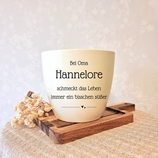 Gravierter Blumentopf "Bei Oma Hannelore schmeckt das Leben immer ein bisschen süßer". Personalisiertes Oma-Geschenk von N...