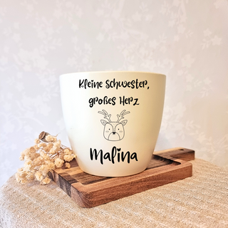 Blumentopf mit Hirschmotiv und Aufschrift "Kleine Schwester, großes Herz Malina". Geschenkidee für Schwestern.