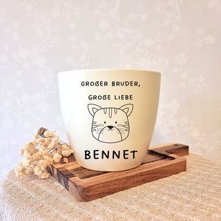 Beigener Blumentopf mit Katzenmotiv und Gravur "Großer Bruder, große Liebe Bennet". Geschenk für große Brüder.