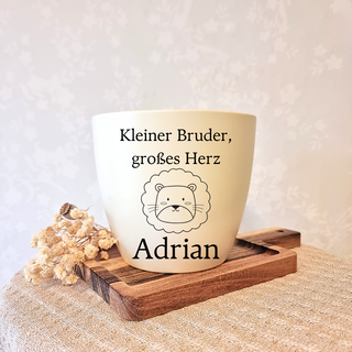 Beiger Blumentopf mit Löwenmotiv und Aufschrift "Kleiner Bruder, großes Herz Adrian". Geschenkidee für kleine Brüder.