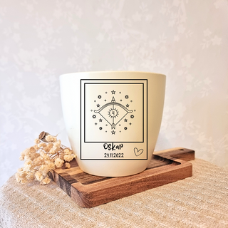 Beiger Blumentopf mit Schütze-Sternzeichen und Gravur "Oskar 29.11.2022". Personalisiertes Geschenk von Natur Macher.