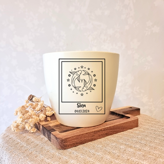 Beiger Blumentopf mit graviertem Fische-Sternzeichen, Name Sina und Datum 04.03.2024. Personalisiertes Geschenk von Natur ...