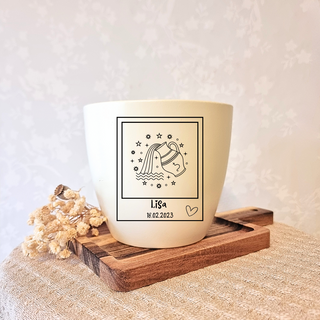 Beiger Blumentopf mit Wassermann-Gravur, Name Lisa und Datum 18.02.2023. Personalisiertes Geschenk von Natur Macher.