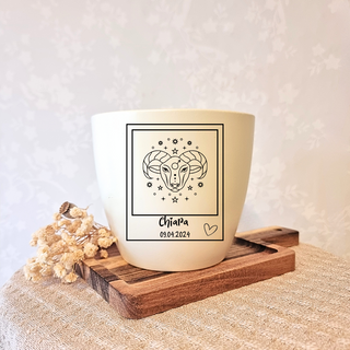 Beiger Blumentopf mit Widder-Sternzeichen und Personalisierung "Chiara 09.04.2024".  Geschenk von Natur Macher.