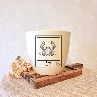 Beiger Blumentopf mit graviertem Krebs-Sternzeichen, Name "Tim" und Datum "01.08.2024". Personalisiertes Geschenk von Natu...