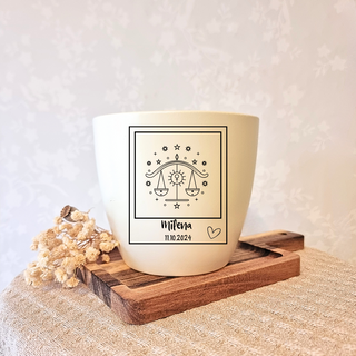 Beiger Blumentopf mit graviertem Waage-Sternzeichen und Namen Milena, 11.10.2024. Personalisiertes Geschenk von Natur Macher.