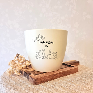 Weißer Blumentopf mit Osterhasen, Ostereiern und "Frohe Ostern Lia" Gravur. Ostergeschenk von Natur Macher.