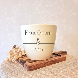 Ostergeschenk: Weißer Blumentopf mit "Frohe Ostern 2025" und Osterhasen-Motiv.
