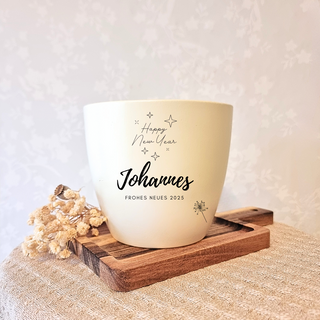 Gravierter Blumentopf "Happy New Year, Johannes, Frohes Neues 2025" von Natur Macher. Neujahrsgeschenk.