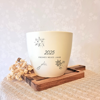 Beiger Blumentopf mit "2025 Frohes Neues Jahr" Gravur und Feuerwerk-Motiv. Neujahrsgeschenk von Natur Macher.