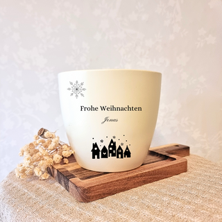 Beiger Blumentopf mit Gravur "Frohe Weihnachten Jonas", Schneeflocke und Winterdorf-Motiv. Weihnachtsgeschenk von Natur Ma...