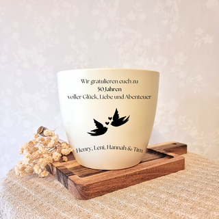 Beiger Blumentopf mit Turteltauben und "50 Jahre" Gravur, Hochzeitsgeschenk, Goldene Hochzeit.
