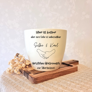 Gravierter Blumentopf zur Silberhochzeit mit Händchen-Motiv und Aufschrift "Silber ist kostbar, aber eure Liebe ist unbeza...