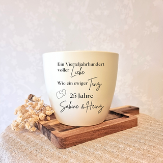 Beiger Blumentopf mit Gravur "Ein Vierteljahrhundert voller Liebe Wie ein ewiger Tanz 25 Jahre Sabine & Heinz", Silberhoch...