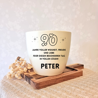 Gravierter Blumentopf zum 90. Geburtstag mit Aufschrift "Jahre voller Weisheit, Freude und Liebe" und dem Namen "Peter". P...